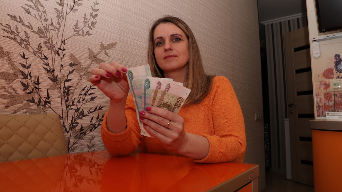 Экономист Ольга Шмелева собирается заплатить налог наличными деньгами