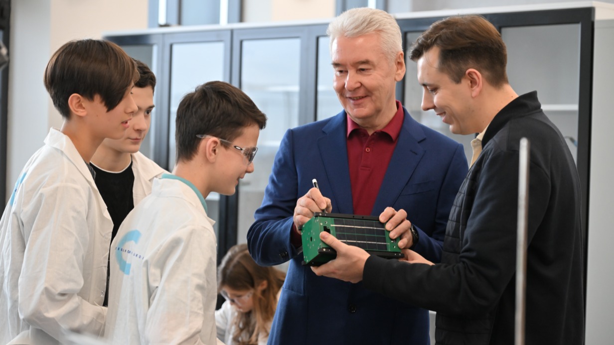 Мэр Москвы Сергей Собянин (в центре) открыл новую школу на территории инновационного центра «Сколково», пообщался с педагогами и учениками. В просторном здании по последнему слову техники оборудованы кабинеты, пространства для творчества, спорта и отдыха