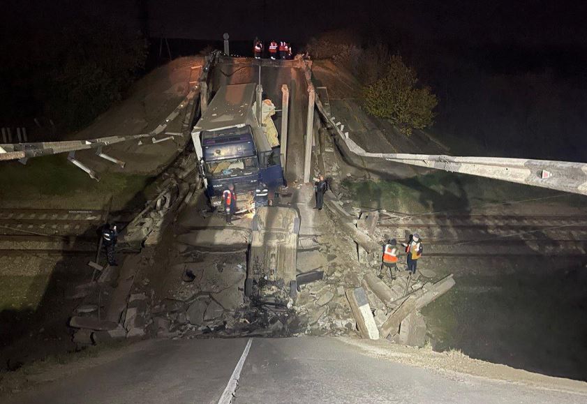 Кадры с места обрушения моста в Крыму появились в Сети