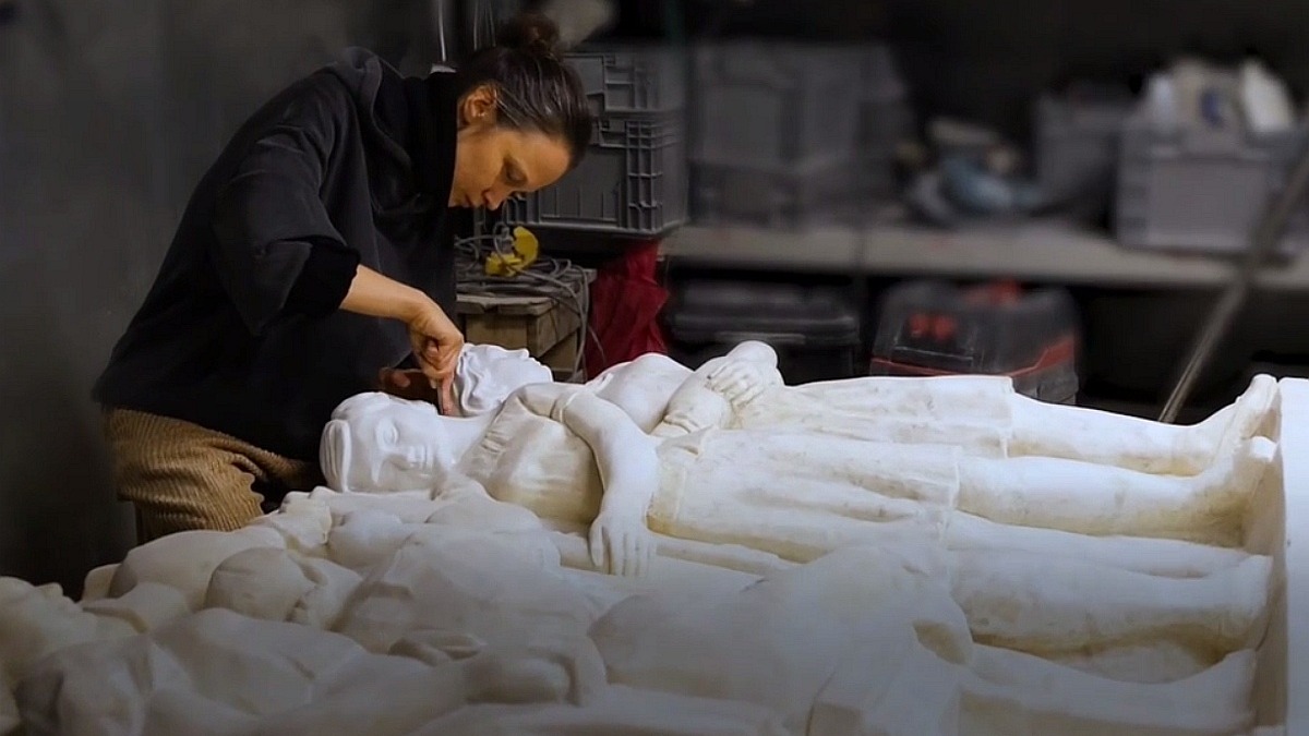 Специалисты воссоздали утраченную часть горельефа «Путейцы» по архивным фотографиям