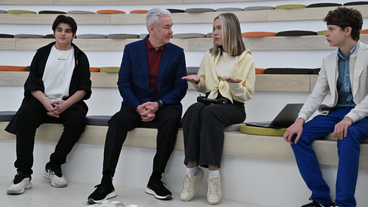 Мэр Москвы Сергей Собянин (в центре) открыл новую школу «Сколка»