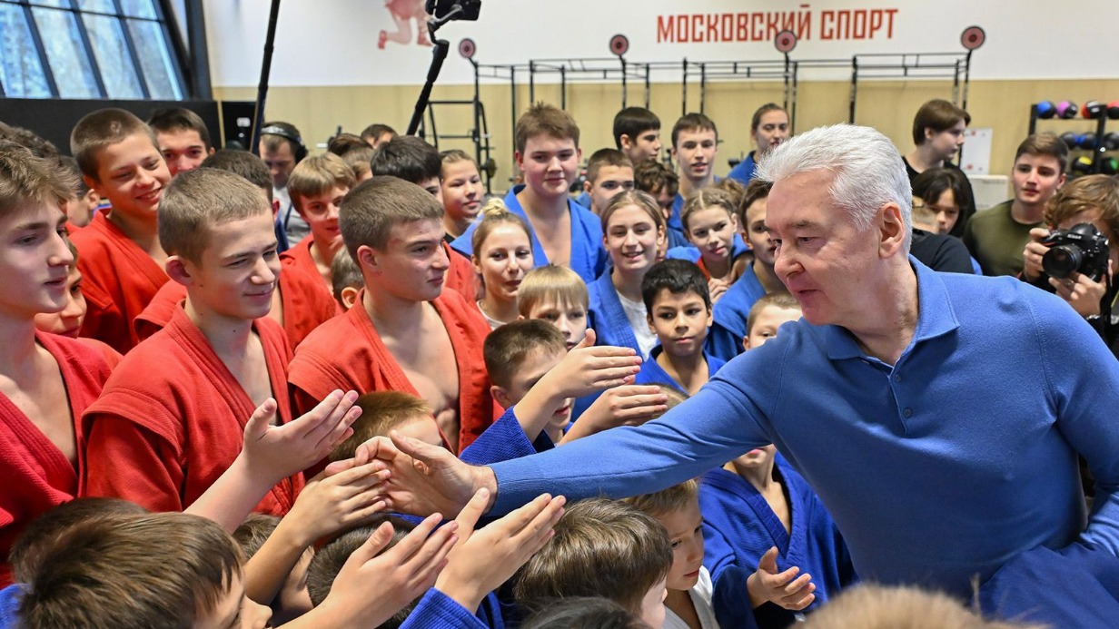 Мэр Москвы Сергей Собянин на открытии спорткомплекса в районе Ясенево пообщался с юными спортсменами. Здание реконструировано по современным стандартам