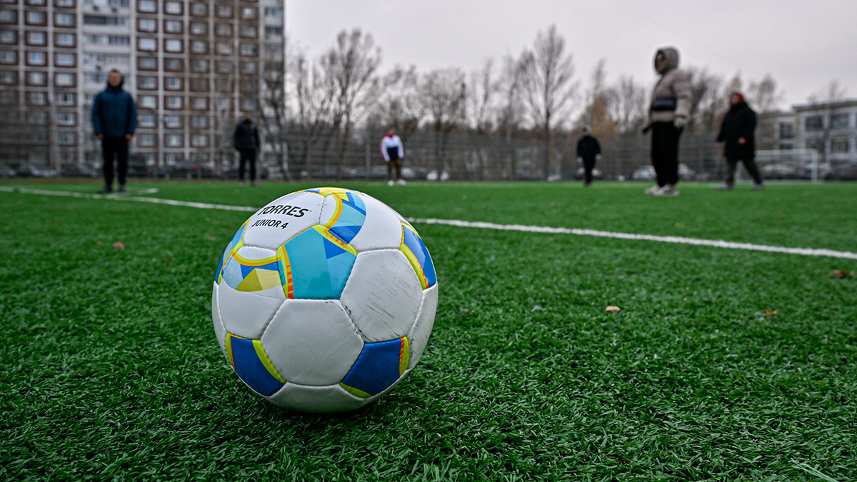 Тренер детского футбольного клуба дал ученикам задание запинать одного из мальчиков