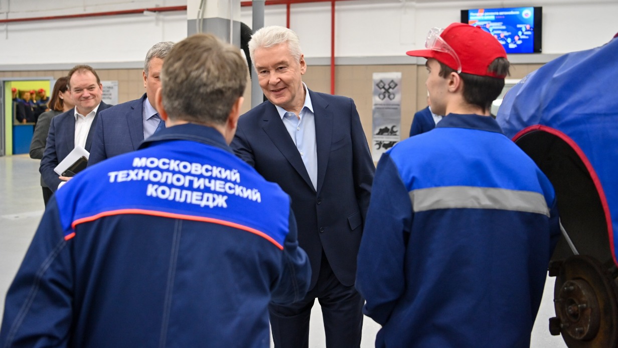 Мэр столицы Сергей Собянин (в центре) во время посещения Московского технологического колледжа пообщался со студентами и преподавателями