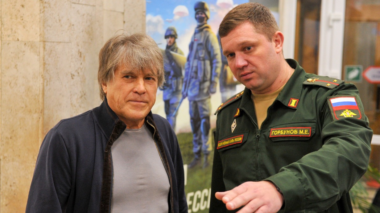 Представитель Единого пункта отбора Михаил Горбунов (справа) рассказывает заслуженному артисту РФ Алексею Глызину о том, как проходит отбор кандидатов на военную службу по контракту