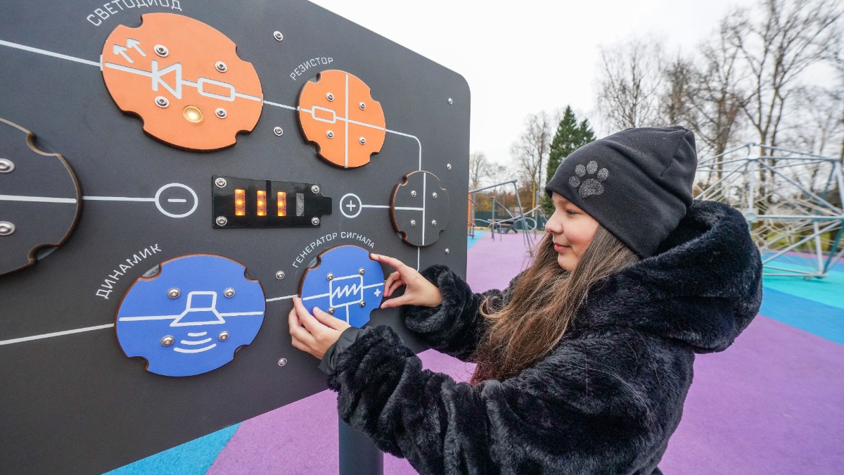 «Научная» детская площадка появилась на месте пустыря на Лукинской улице в ЗАО