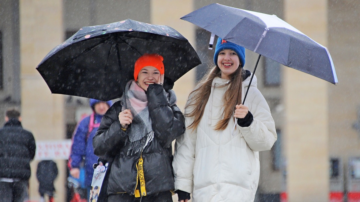 Студентки Аксинья Марьина и Милена Каткова попали под дождь