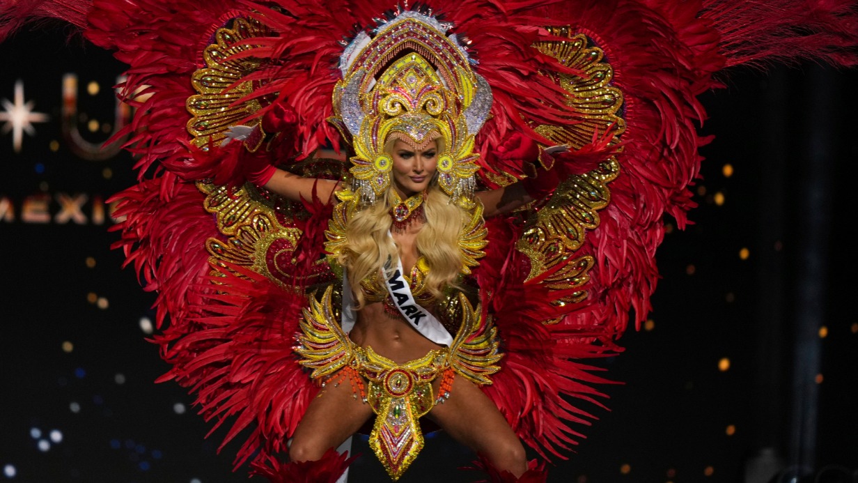 Фиолетовое фиаско: самые эпатажные наряды участниц конкурса «Мисс Вселенная — 2024»