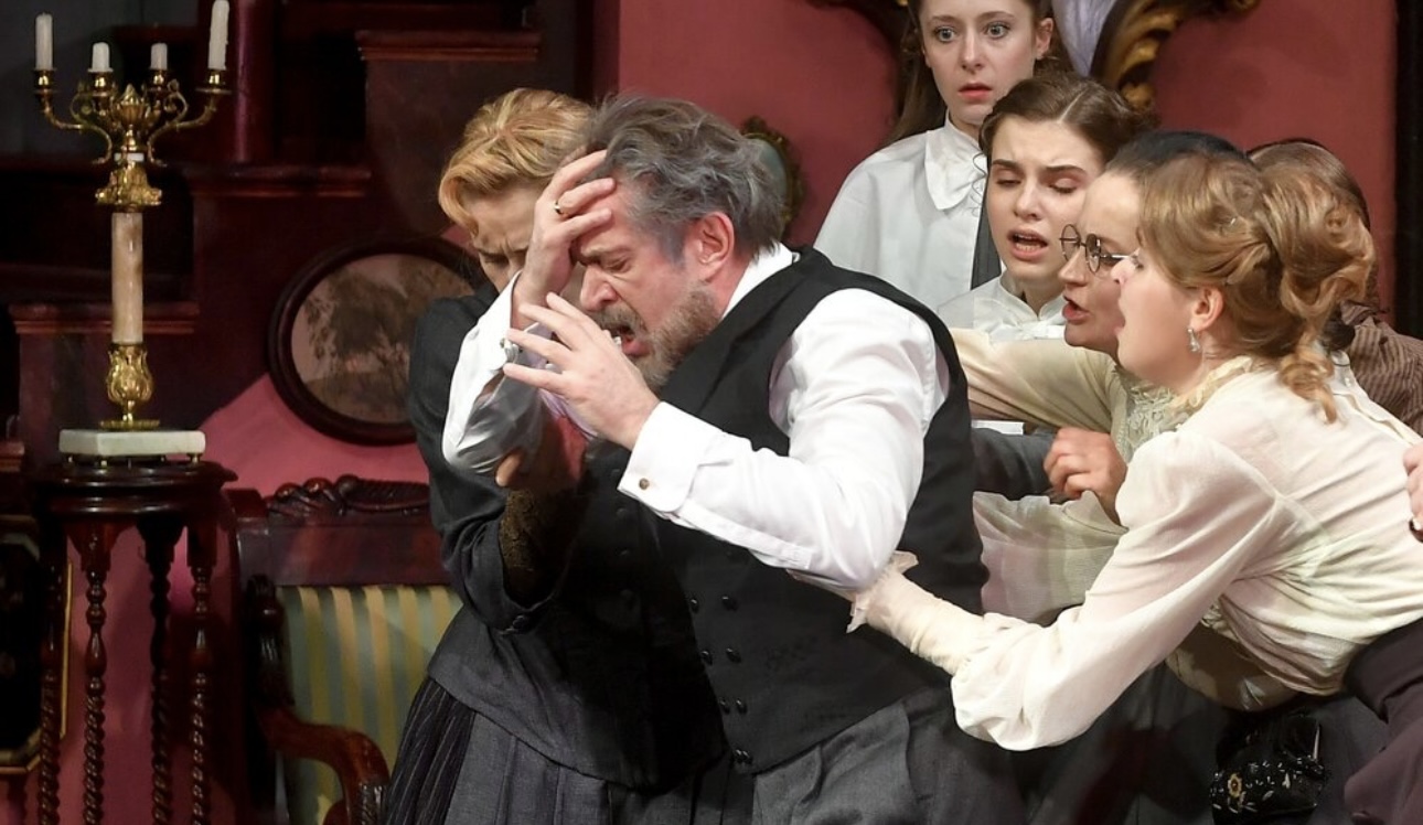 В центре — народный артист России Владимир Машков в роли коммерсанта Александра Егоровича Ванюшина в спектакле Театра Олега Табакова «Наследники» — инсценировке по мотивам пьесы Сергея Найденова «Дети Ванюшина», опубликованной в 1901 году