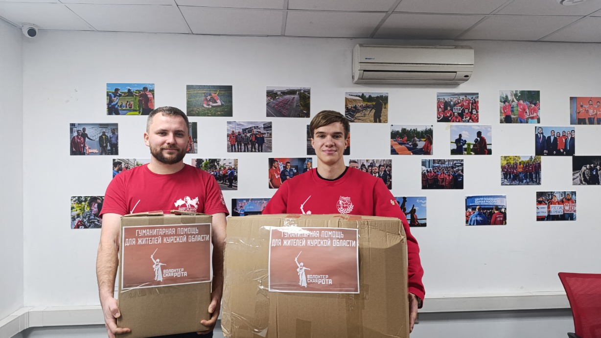 Активисты «Волонтерской роты» Станислав Кузьменко (слева) и Максим Эртман с гуманитарным грузом, который скоро отправится в приграничные районы