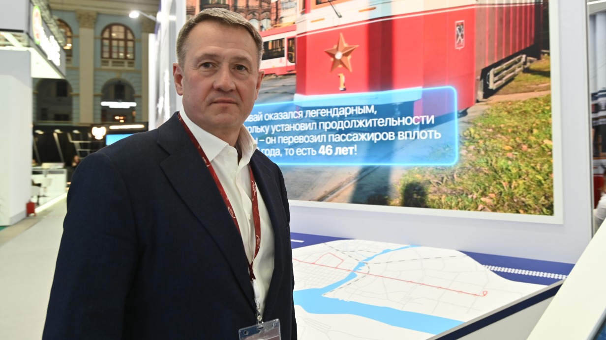 Представитель одной из российских компаний по производству оборудования для электробусов Владимир Ласточкин на форуме «Транспортная неделя — 2024» в Гостином Дворе. Город постоянно внедряет современные решения в общественный транспорт