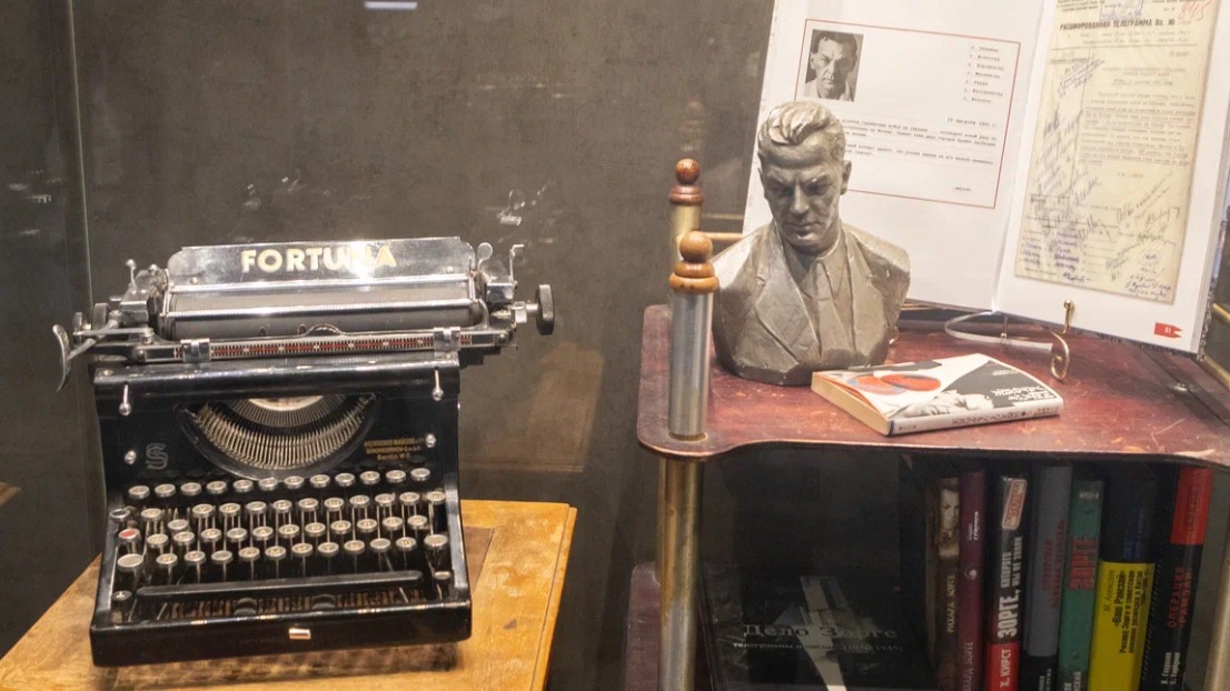 Около 100 раритетов легендарных разведчиков представили в Музее Победы