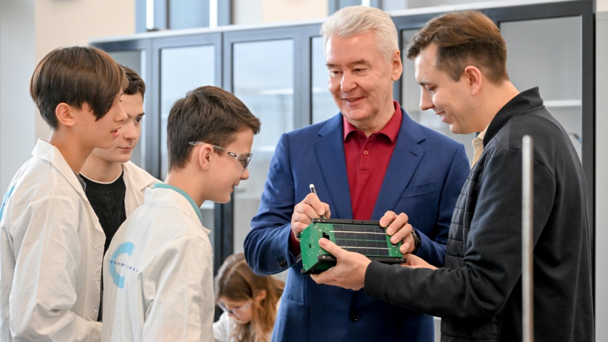 Мэр Москвы Сергей Собянин (в центре) открыл школу на территории инновационного центра «Сколково», пообщался с педагогами и учениками. Здание оснащено по последнему слову техники 