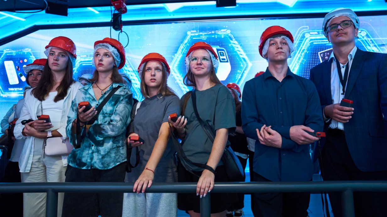 Ученики столичной школы на профориентационной экскурсии в центре «Профессии будущего»