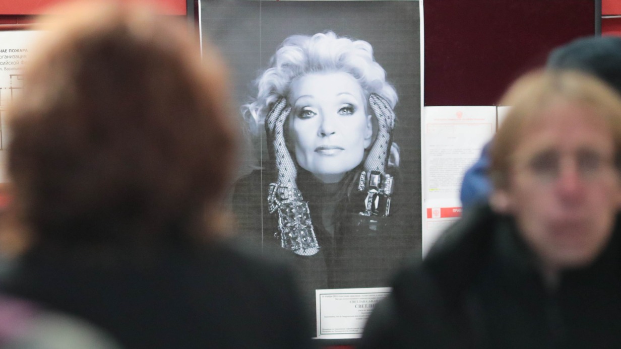 Сын Светличной не смог сдержать слез на похоронах матери