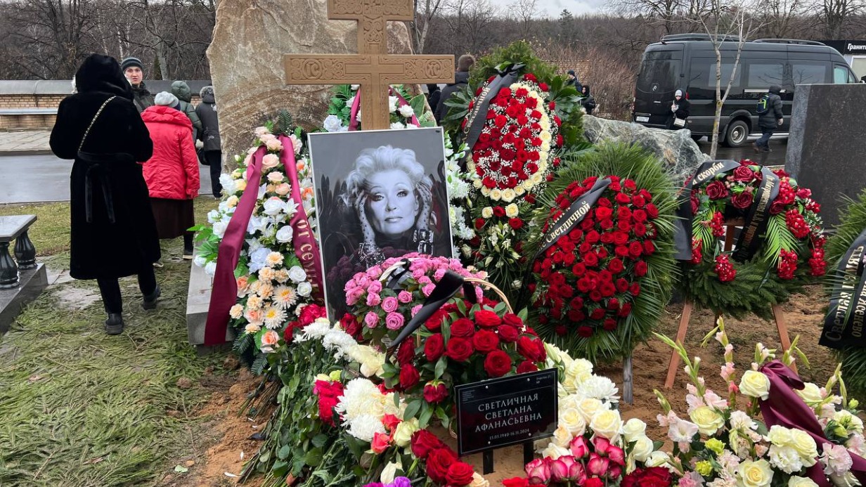 Появились первые фотографии с могилы Светланы Светличной