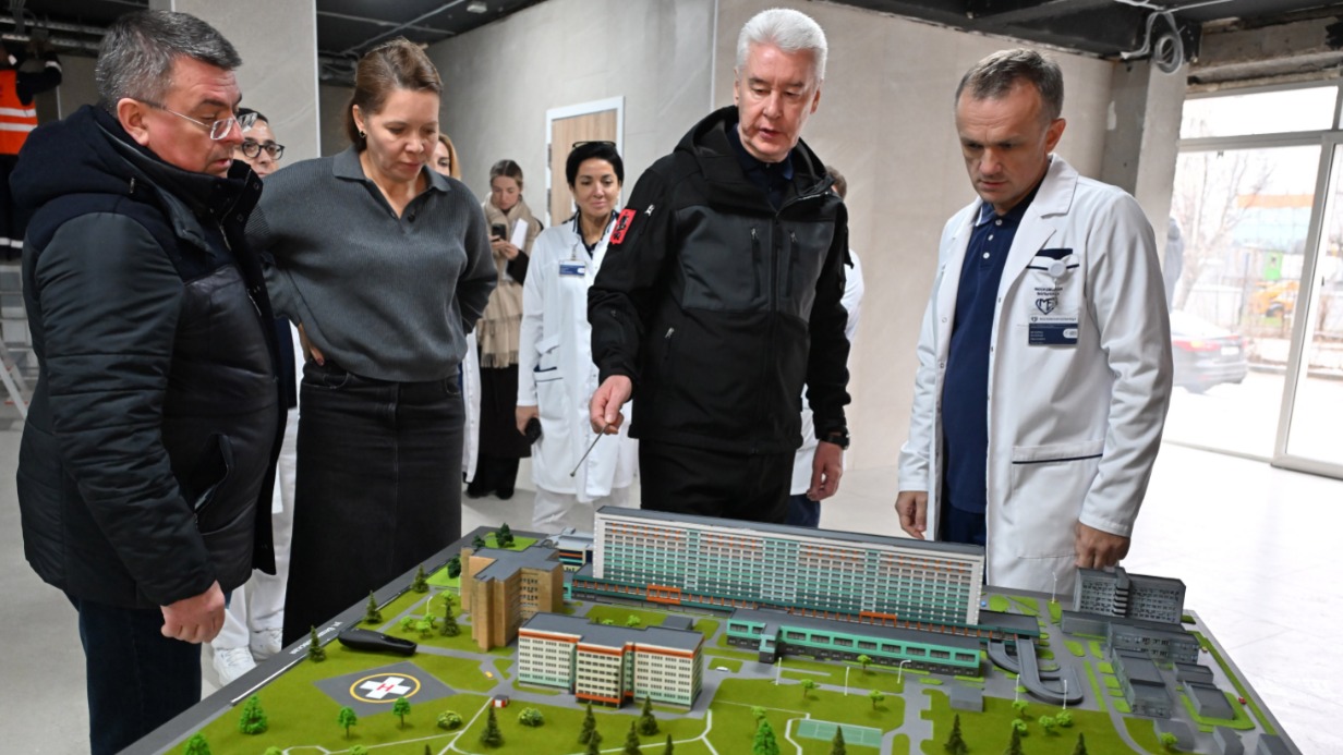 Мэр Москвы Сергей Собянин (второй справа) во время осмотра реконструкции корпуса больницы № 15 обсудил ход проводимых работ с замглавы Департамента здравоохранения Алексеем Сапсаем (слева), заммэра по вопросам соцразвития Анастасией Раковой и главврачом больницы Валерием Вечорко