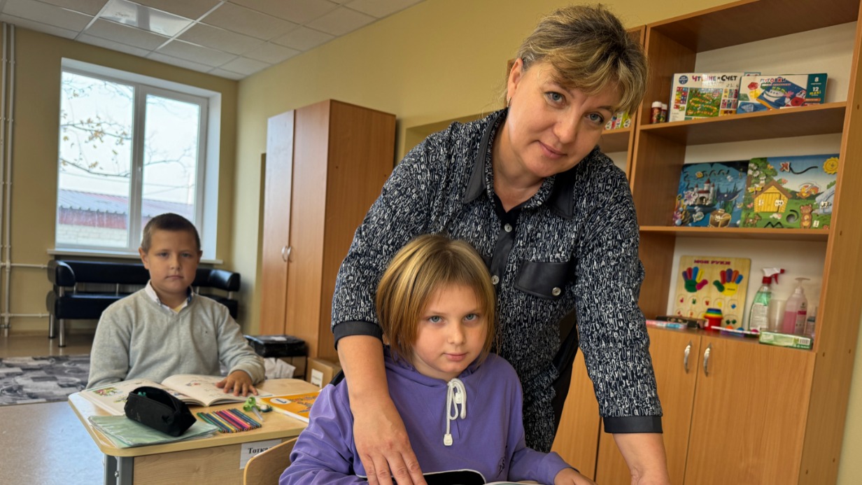 Педагог начальных классов Мариупольской специальной школы-интерната № 37 Оксана Соха с ученицей Анастасией Дузенко