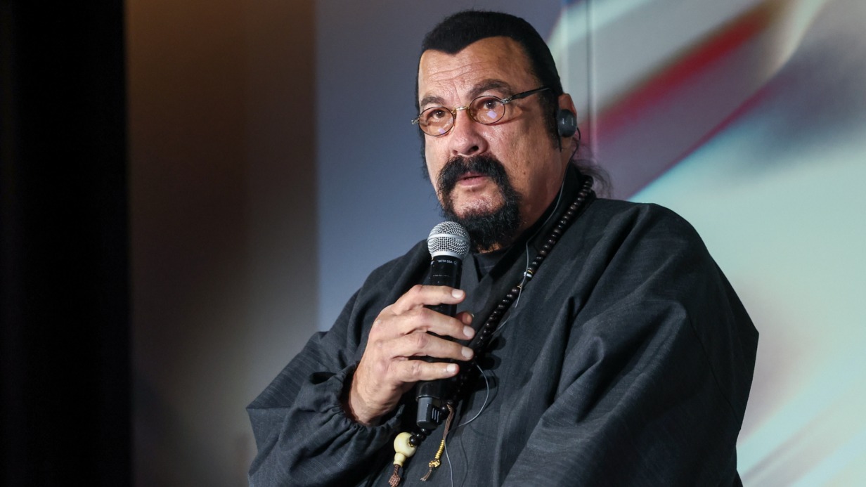 Актер и общественный деятель Стивен Сигал на пленарном заседании «Новые вызовы» в рамках Международного форума «Диалог о фейках 2.0» рассказывает, как проходит борьба с дезинформацией