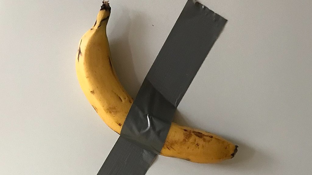 Приклеенный скотчем к стене банан купили за 6,2 миллиона долларов, чтобы съесть