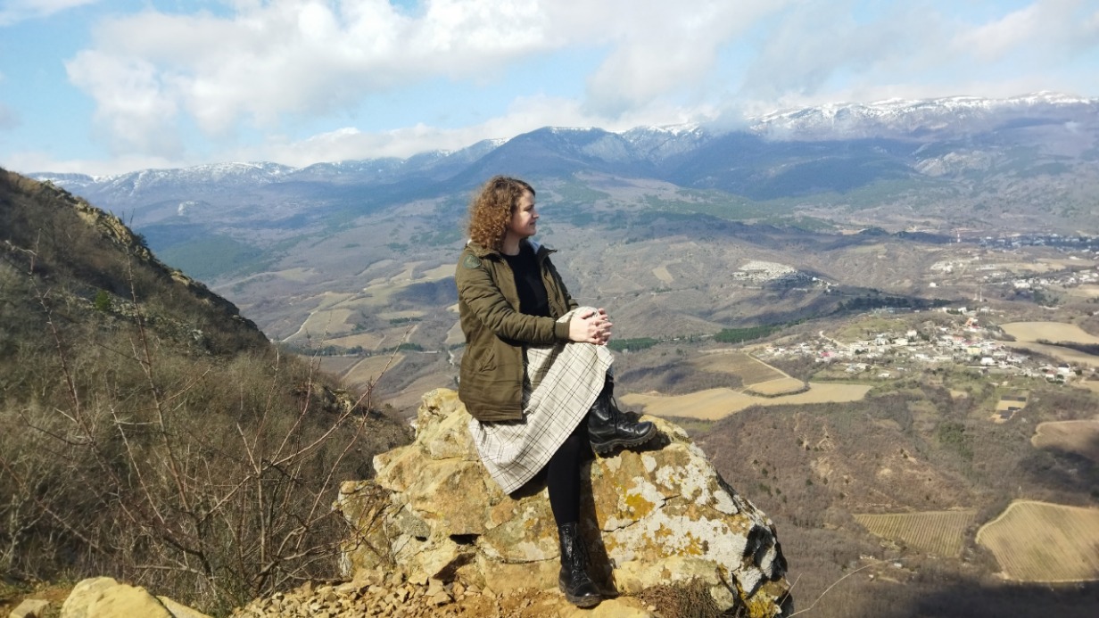 Экскурсовод Марина Крылова любуется на Крымское предгорье. Туристические группы смогут насладиться подобными видами, когда отправятся по одному из маршрутов в пещерные города. Крымские горы и леса прекрасны в любое время года