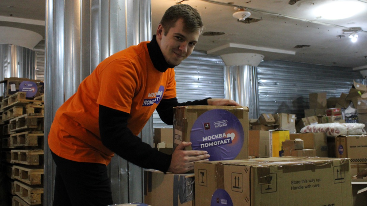 Волонтер Антон Абулов сортирует гуманитарную помощь для отправки жителям Курска