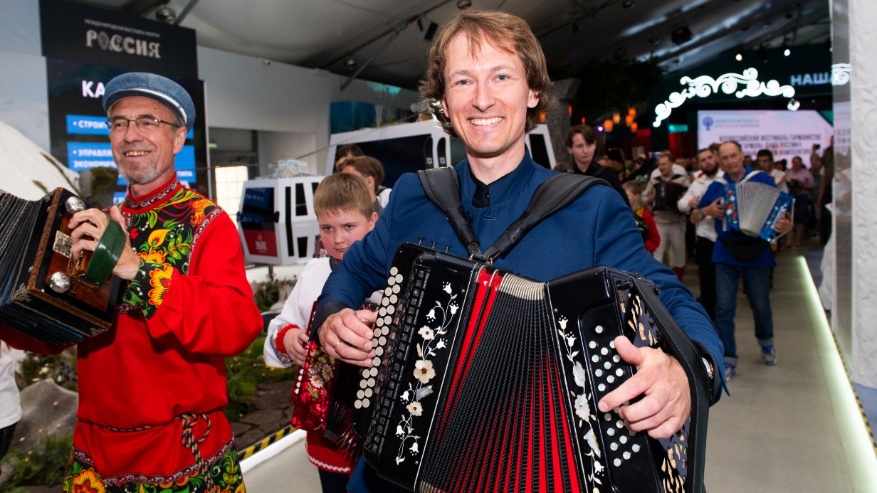 Павел Уханов впервые взял в руки гармонь в девять лет. С тех пор они почти не расстаются
