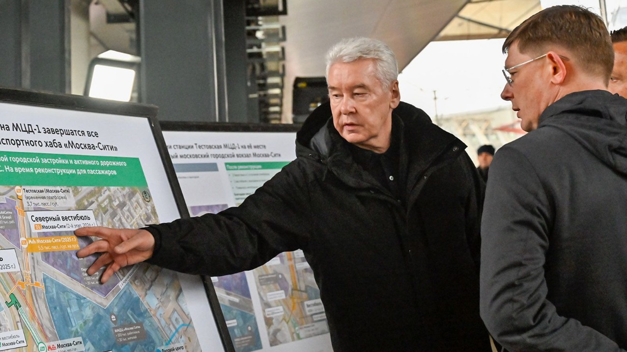 Мэр Москвы Сергей Собянин (слева) и заместитель генерального директора РЖД Андрей Макаров обсудили сроки строительства на МЦД-1 городского вокзала Москва-Сити