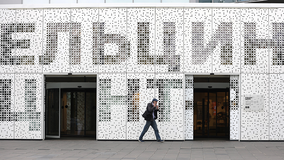 Выступление правнучки Хрущева отменили после призыва проверить ее на шпионаж