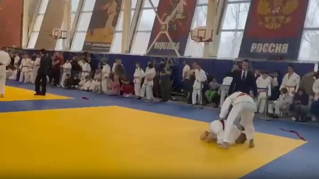 Судья в Москве отчитала перекрестившегося перед боем мальчика и попала на видео