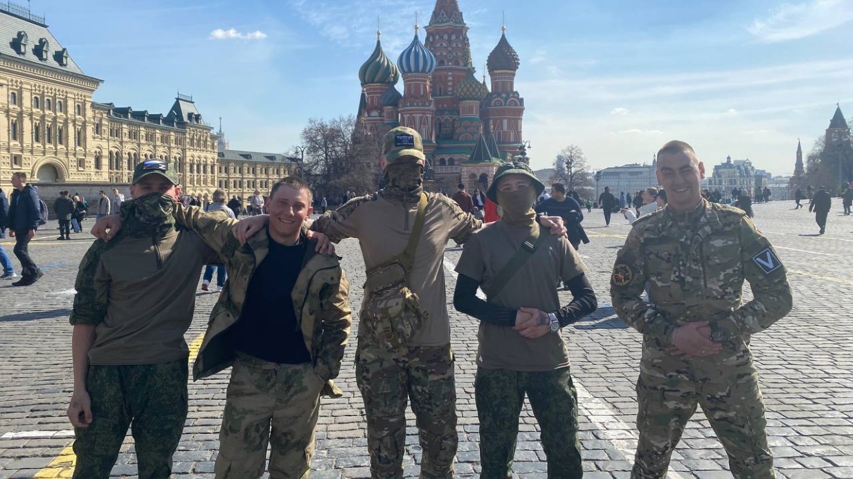 Александр Столяров (второй слева) с боевыми товарищами на Красной площади перед отправкой в зону спецоперации