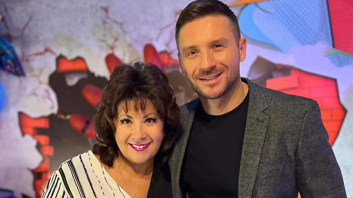 Мама привозит Лазареву сырники: артисты рассказали о своих матерях