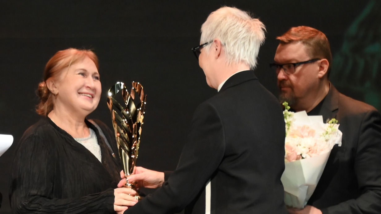 Заместитель председателя Общественной палаты города Москвы Татьяна Кривенко вручает награду победительнице конкурса «Общественное признание» Светлане Никифоровой