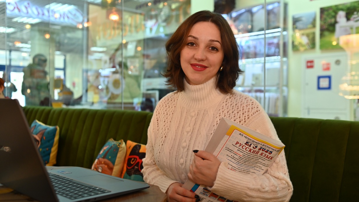 Репетитор по русскому языку Анна Васильева оформила самозанятость несколько лет назад и теперь часто проводит со своими учениками занятия в онлайн-формате, сидя в кафе