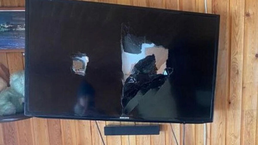 Красноярка разгромила кувалдой дачу свекрови, приревновав к ней мужа