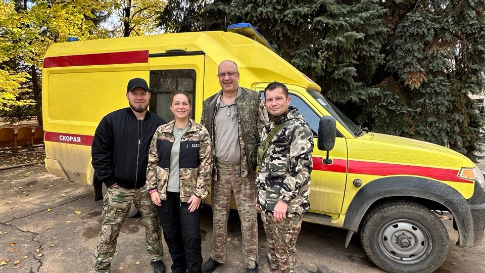 Волонтеры благотворительного фонда «Хранители добра» Александр Третьяков, Маргарита Федорченко, Дмитрий Назаров и Алексей Назаров