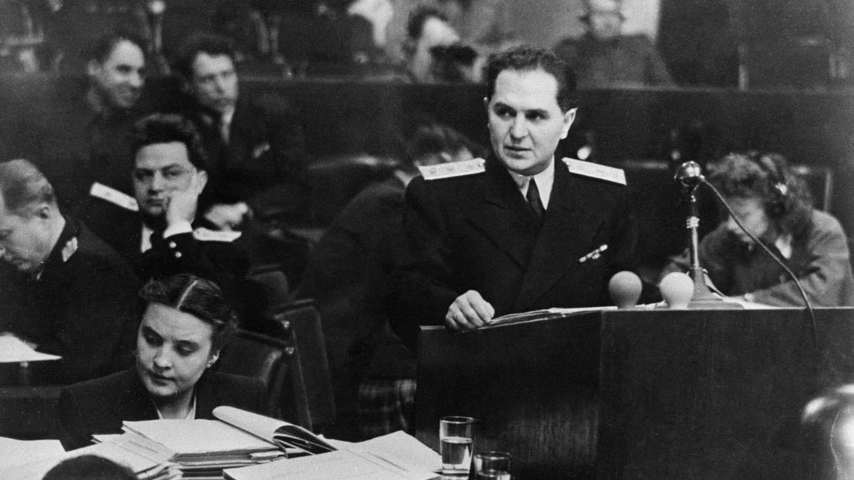 Кадр с заседания Нюрнбергского трибунала. 1946 год, Нюрнберг, Дворец юстиции. На трибуне — помощник главного обвинителя от СССР Марк Юрьевич Рагинский. Его выступление было посвящено политике «выжженной земли», широко проводившейся гитлеровцами во время отступления на советско-германском фронте