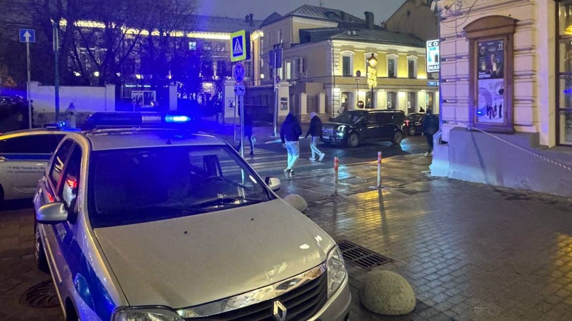 Появились кадры стрельбы у кафе в центре Москвы