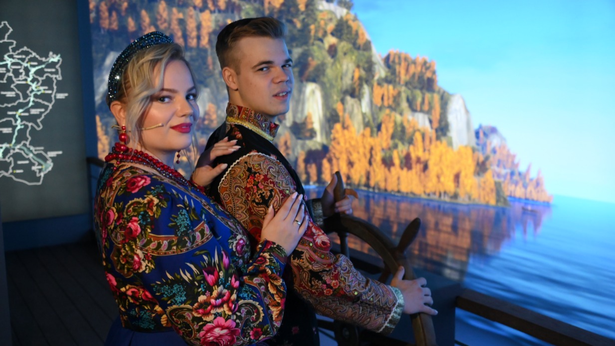 Артисты из вокально-хореографического ансамбля «Русы» Ольга Орлова и Николай Гришутов исполнили на открытии выставки «Большая страна» народную песню белгородской области «Утушка»