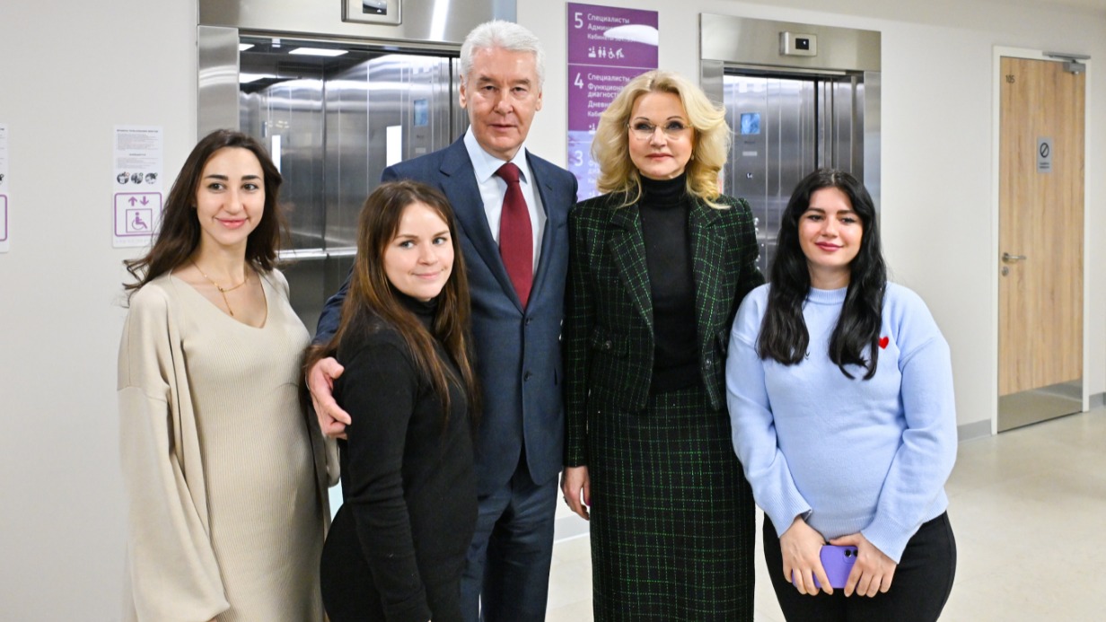 Мэр Москвы Сергей Собянин и заместитель председателя правительства России Татьяна Голикова пообщались с посетительницами крупнейшего в стране Центра женского здоровья, который открылся на юго-востоке столицы. Женщины получают в одном месте все виды необходимой помощи