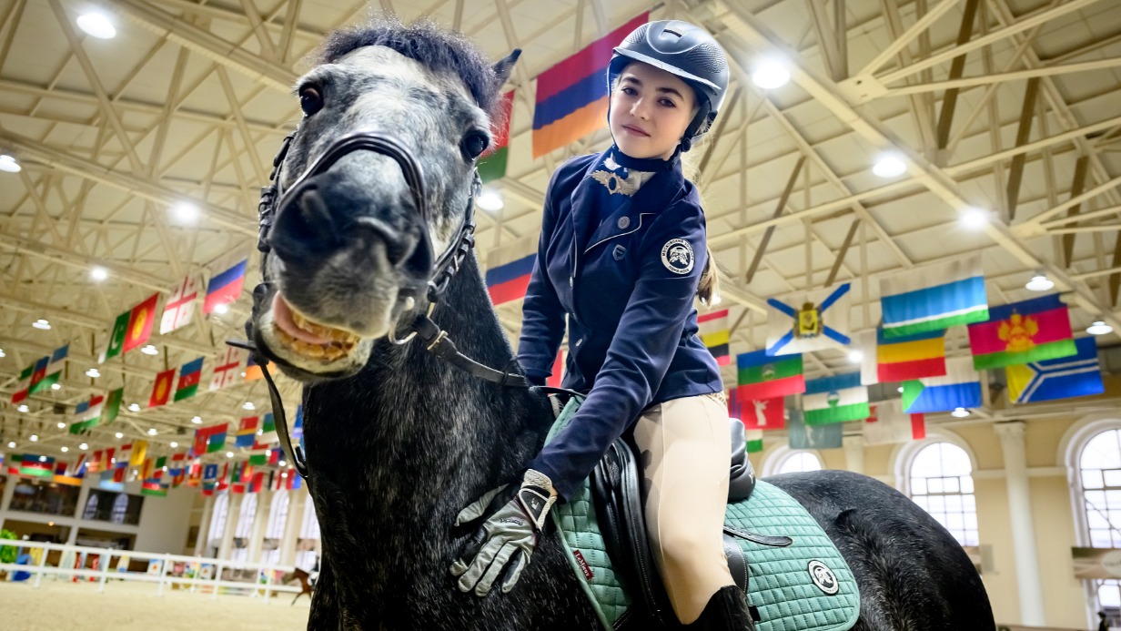 Злата Бужинская и пони Уранос на соревнованиях по конкуру