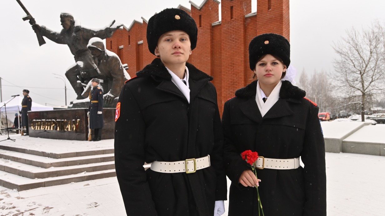 Ученики кадетского класса Денис Сухов и Софья Дерова участвуют в церемонии возложения цветов к Мемориалу воинам-сибирякам на 42-м километре Волоколамского шоссе в Подмосковье