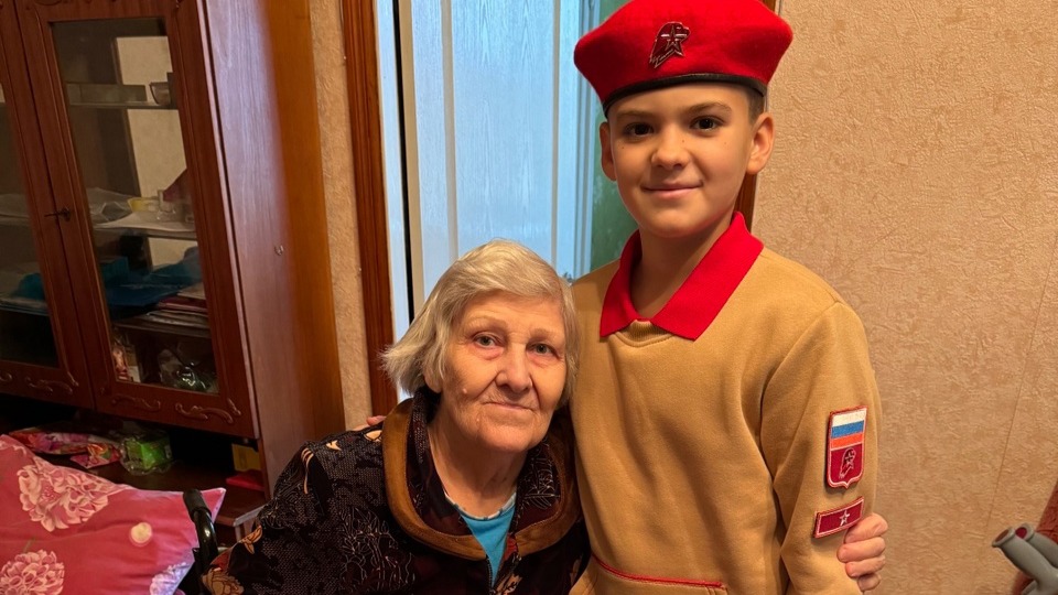 Юнармеец военно-патриотического клуба «Альфа» Валерий Лебедь совершил доброе дело и заботливо принес гостинцы ветерану труда Тамаре Сухининой