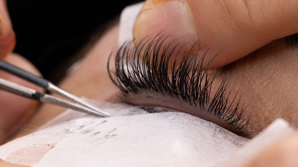 Офтальмолог Панюшкина рассказала, чем может быть опасно наращивание ресниц