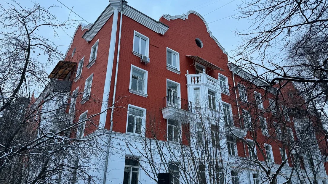 На западе столицы завершается капитальный ремонт дома с эркерами и аттиками