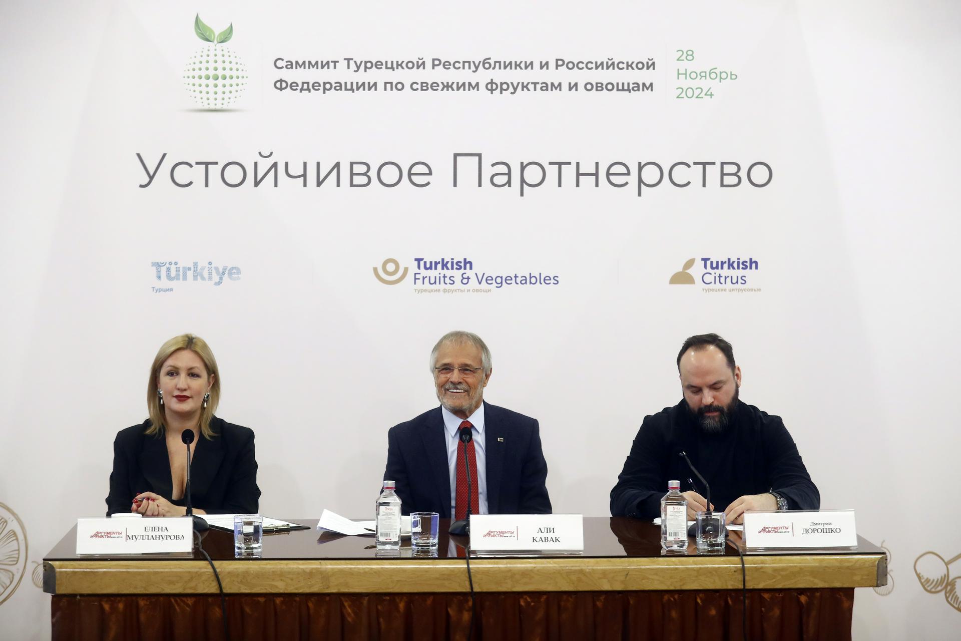 Председатель секторального совета Ассоциации экспортеров свежих фруктов и овощей Турции Али Кавак (в центре) на встрече с журналистами, состоявшейся на площадке проведения саммита Турции и России по свежим овощам и фруктам в Москве