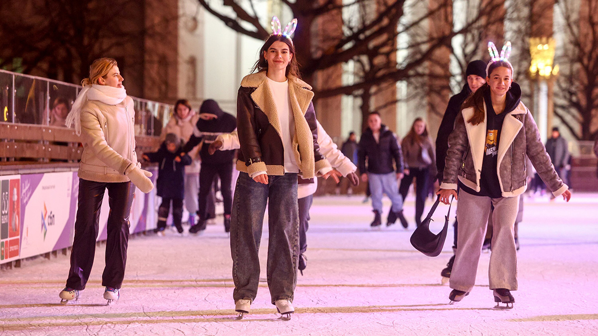 «Зима в Москве»: каток ВДНХ начинает сезон ночных катаний