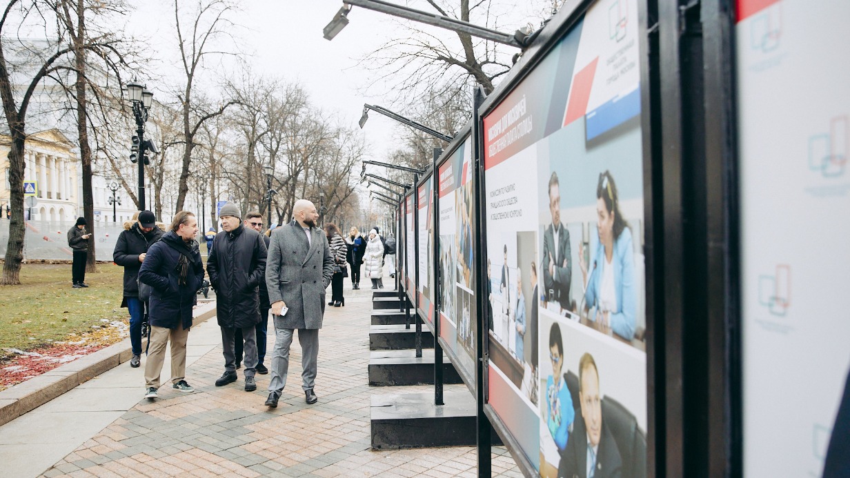 На Никитском бульваре открылась фотовыставка о работе Общественной палаты Москвы