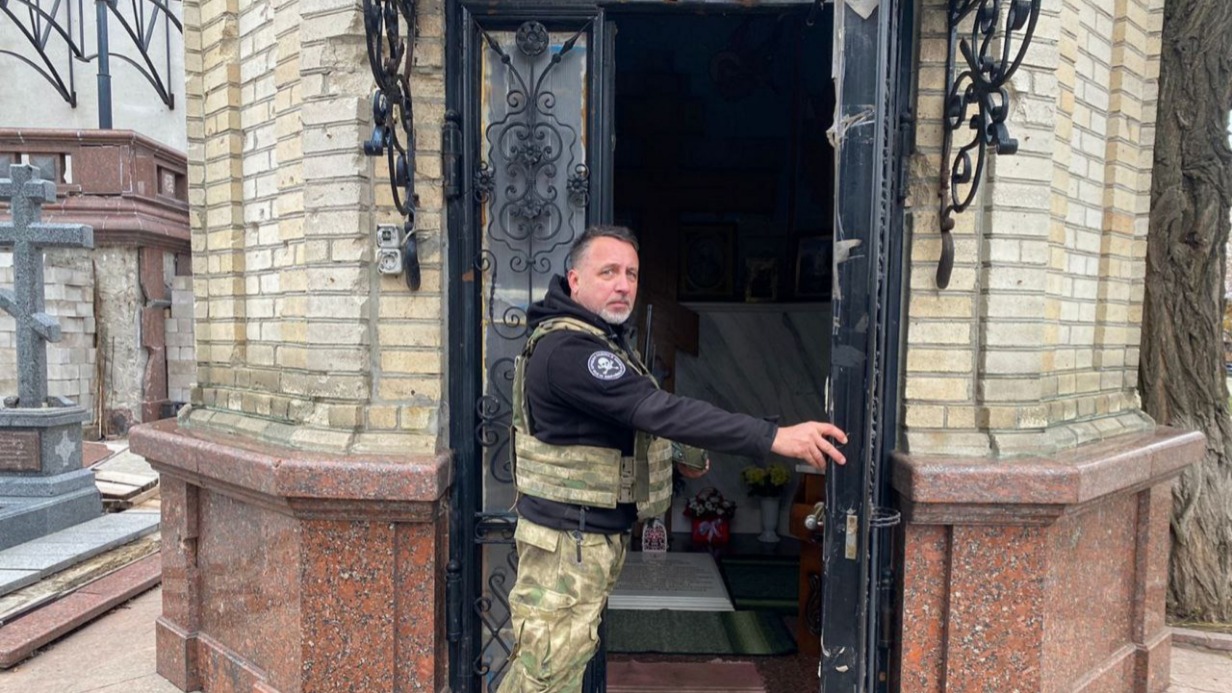 Директор благотворительного фонда «Руспомощь» Василий Александров у входа в часовню-усыпальницу отца Зосимы в Свято-Успенском Николо-Васильевском монастыре в селе Никольское Волновахского района ДНР