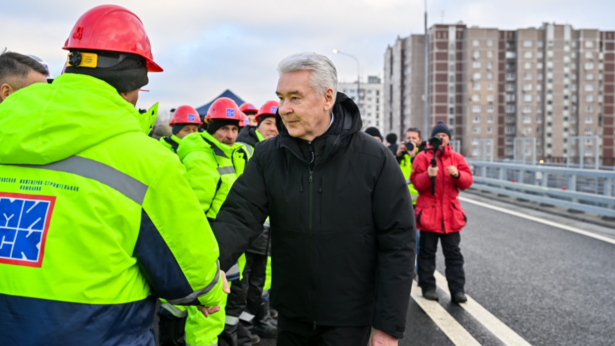 Мэр Москвы Сергей Собянин (справа) поблагодарил строителей за создание сложного дорожного объекта. Путепровод в районе станции «Бескудниково» МЦД-1 прошел через несколько железнодорожных путей, соединил Северный и Северо-Восточный округа и помог разгрузить важные городские магистрали
